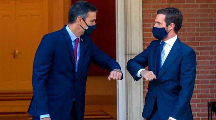 Sánchez y Casado hacen el saludo "anti Covid"