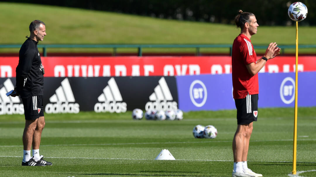 Bale, entrenando con la selección de Gales a las órdenes de Giggs.