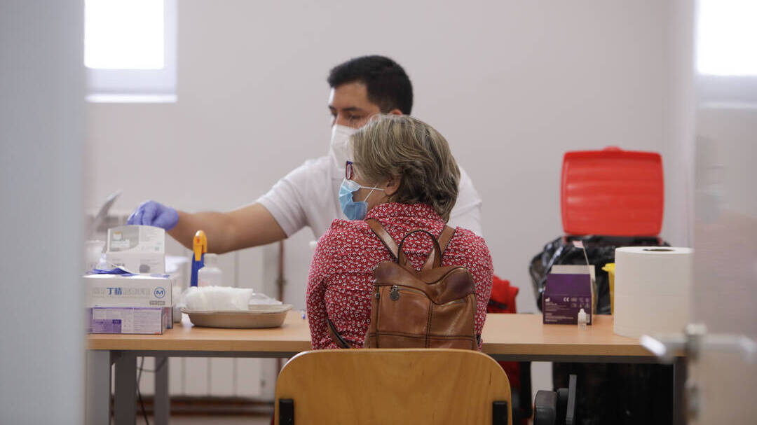 Un sanitario realiza una prueba a una profesora en Madrid. 