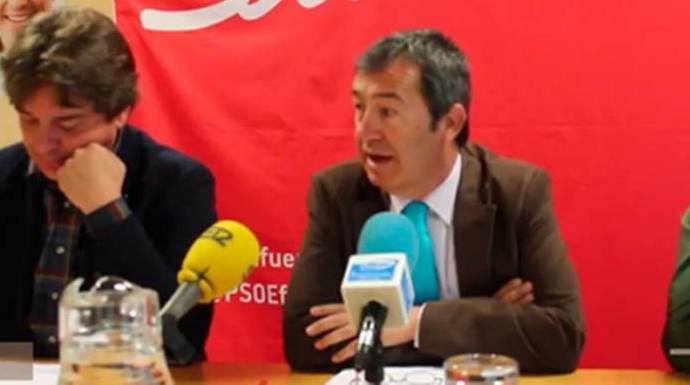 Isidoro Ortega (con traje y corbata), concejal del PSOE en Fuenlabrada.