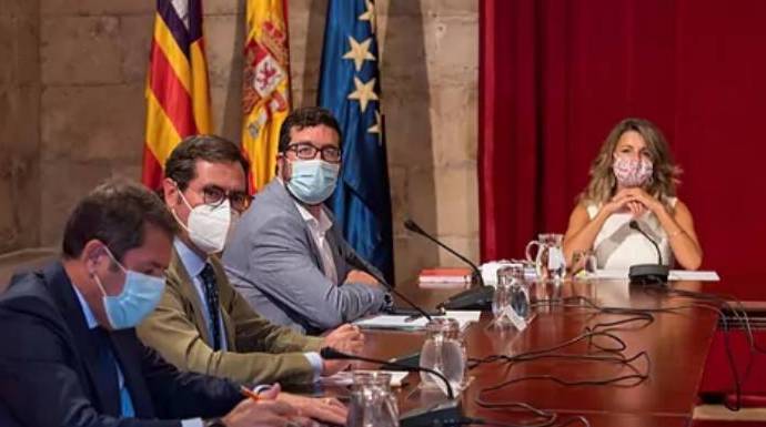 La ministros de Trabajo y los líderes de la CEOE, este viernes en Palma.
