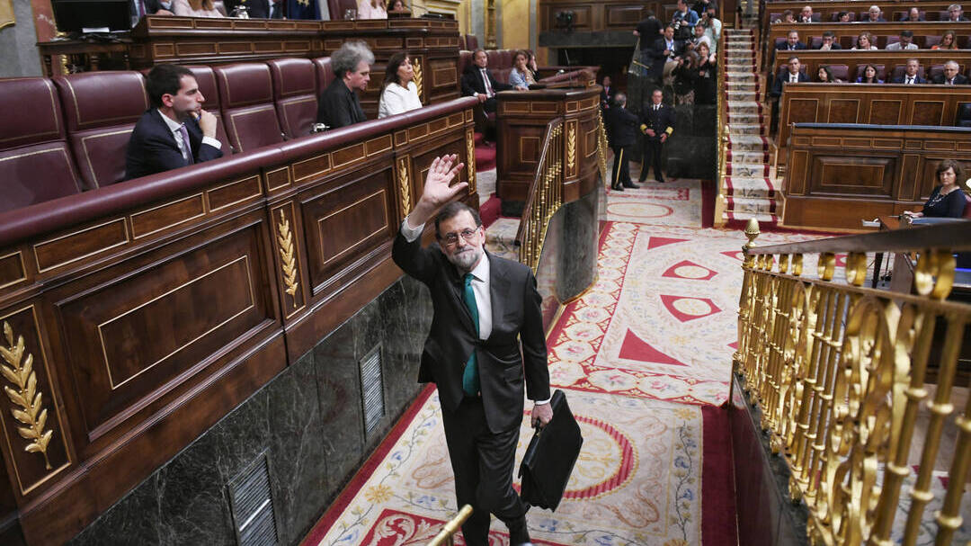 Rajoy saliendo del Congreso durante el debate de la moción de censura.