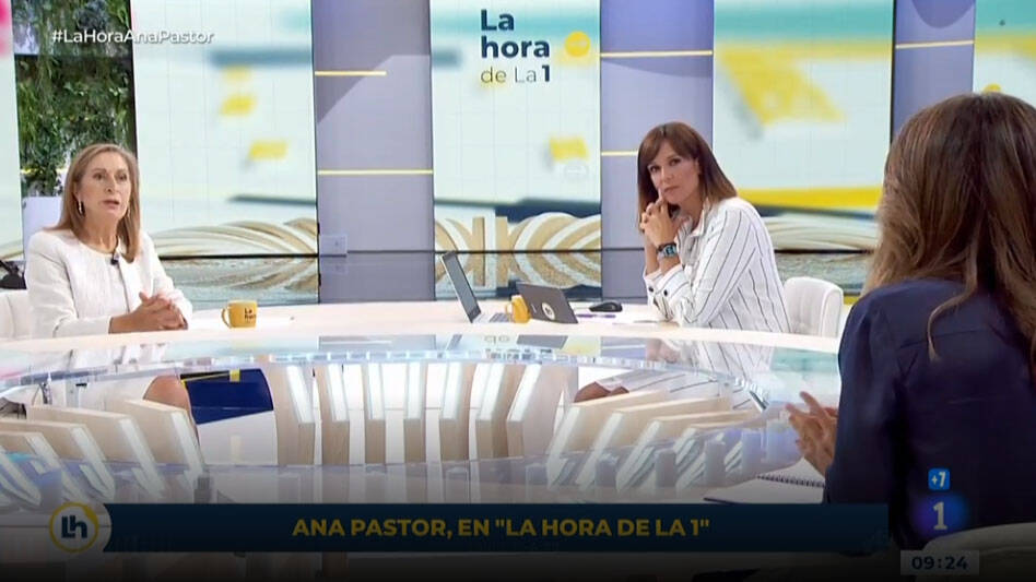 Ana Pastor frente a la periodista de El País, con Mónica López de testigo.