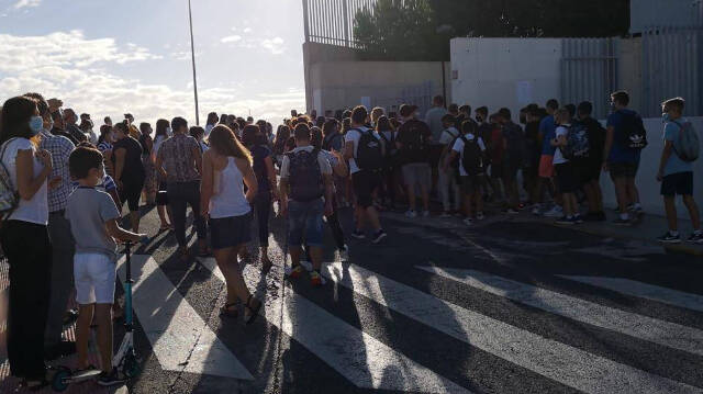 Unos 100 alumnos de nuevo ingreso se aglutinan con sus familiares en las puertas del IES Los Alcores de San Miguel de Salinas