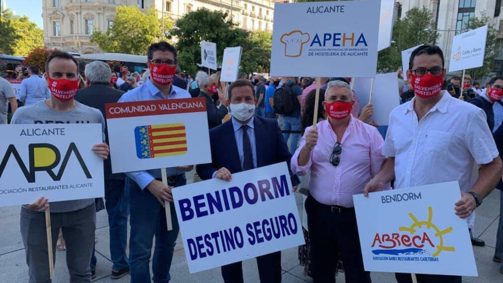 El diputado del PP por Alicante, Agustín Almodóbar (en el centro), acompañó a los hosteleros alicantinos en sus protestas