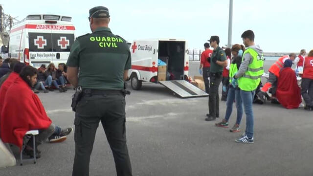 Los inmigrantes están en el Puerto de Alicante a la espera de los resultados PCR / FOTO de archivo