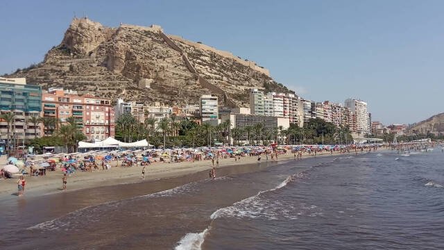 El Postiguet es la playa urbana de la ciudad de Alicante, que se encuentra junto al centro histórico
