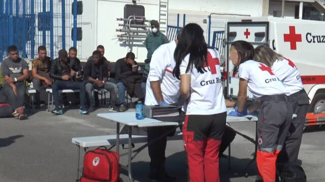 Los inmigrantes son atendidos por Cruz Roja a su llegada al Puerto de alciante / FOTO de archivo