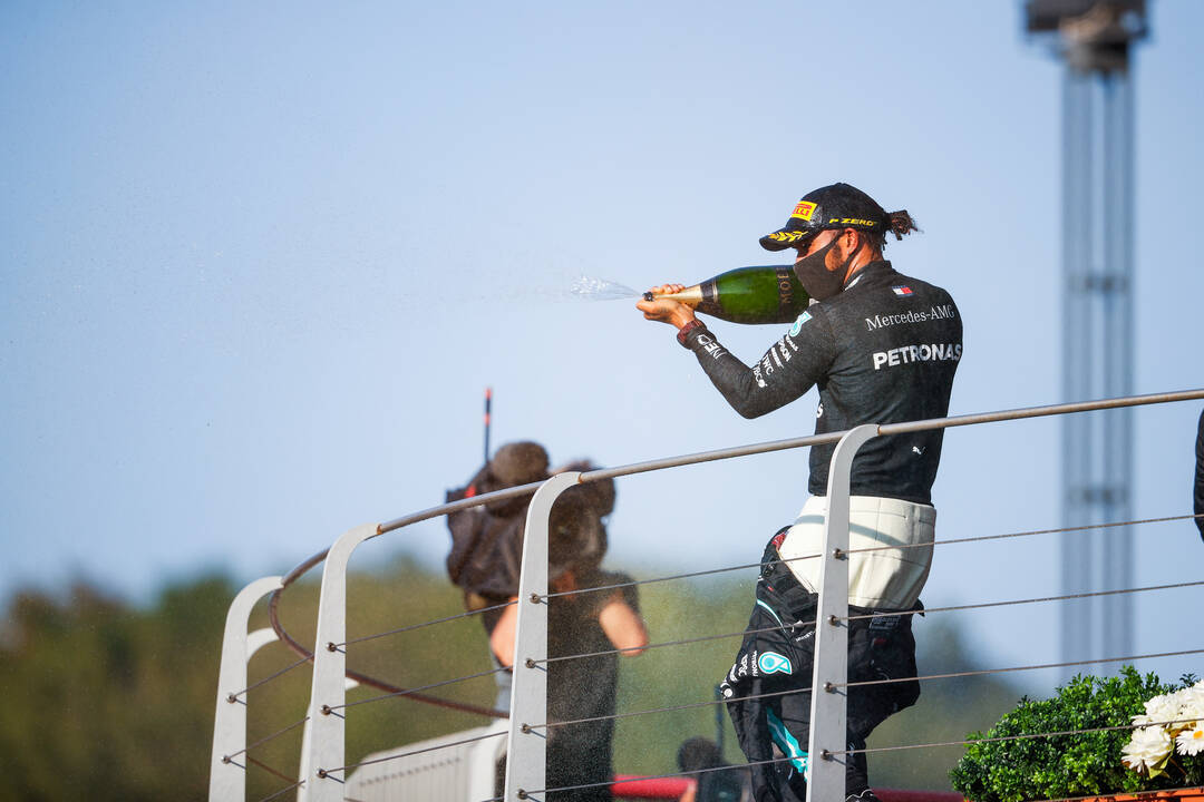 Hamilton, celebrando un nuevo triunfo en el podio de la Fórmula 1