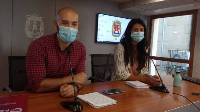 El concejal de Unidas Podemos, Xavi López, y la síndica Naiara Davó en la sala de prensa del Ayuntamiento de Alicante / FOTO: O.A.
