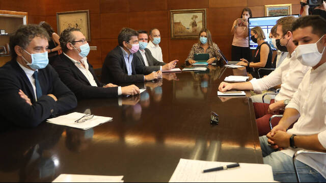 El secretario autonómico de Turismo, Francés Colomer, y el presidente de la Diputación, Carlos Mazón, han participado en una reunión sectorial de turismo