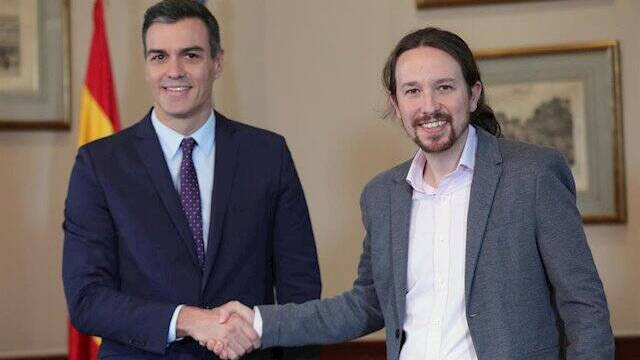 Pedro Sánchez y Pablo Iglesias al firmar su pacto de Gobierno