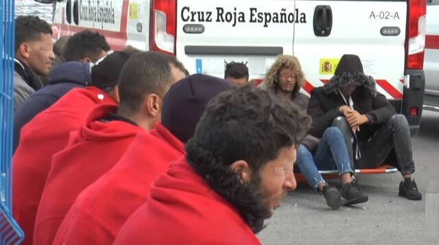 Los inmigrantes son atendidos en el Puerto de Alciante, donde les hacen pruebas PCR / FOTO: de archivo