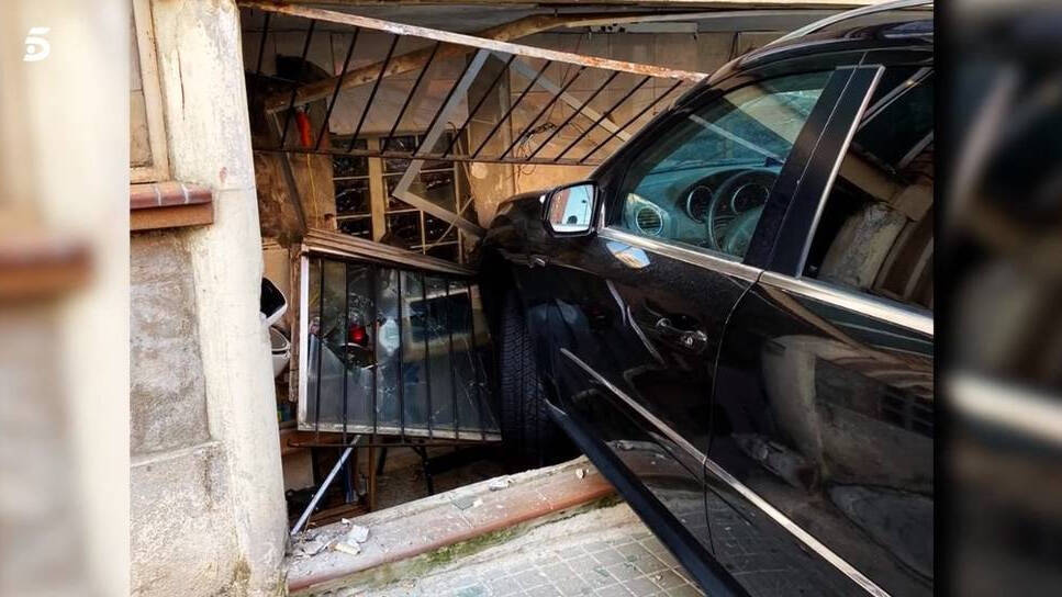 El coche de María Lapiedra destrozó la vivienda.