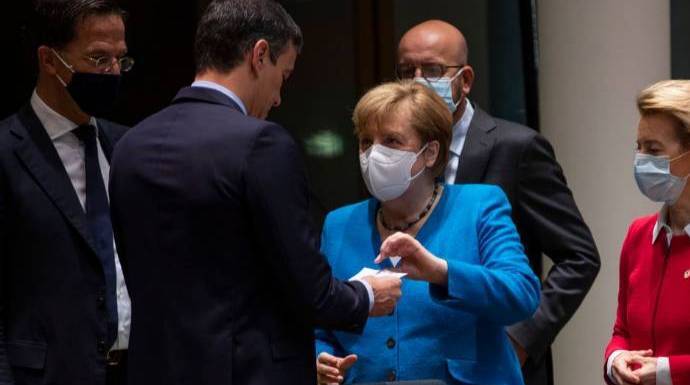 Una imagen que se hizo viral: Sánchez sin mascarilla rodeado de Merkel y otros mandatarios europeos que si la llevaban.