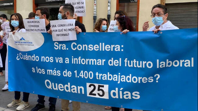 Los trabajadores del Hospital de Torrevieja se despalzaron este lunes a Valencia para hacer llegar su reclamación