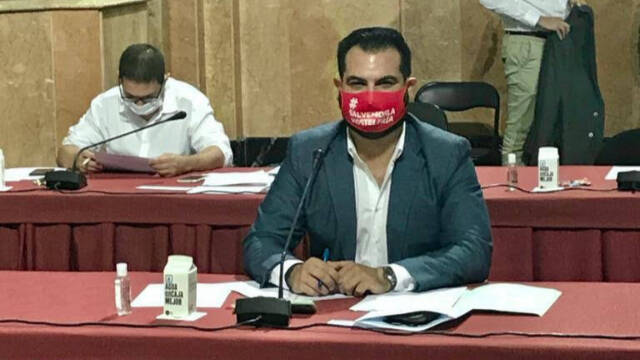 Modesto Martínez (PP) con la mascarilla de la hostelería. 