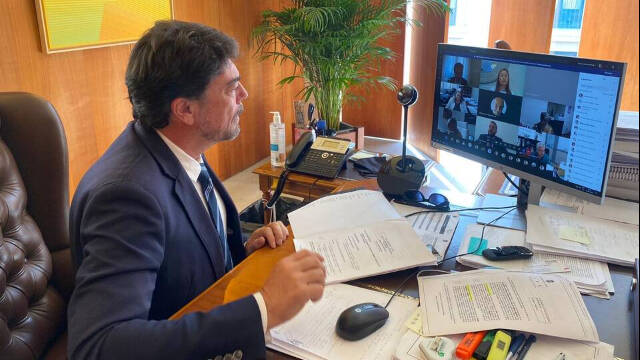 El alcalde de Alicante, Luis Barcala, ha seguido la sesión desde su despacho