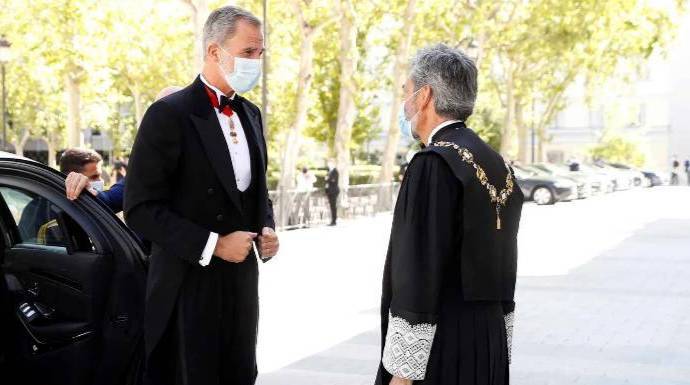El Rey en un acto junto al presidente del Poder Judicial, Carlos Lesmes.