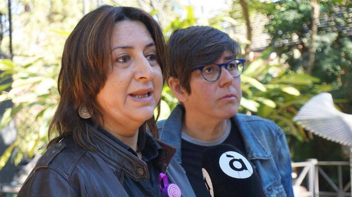 Lima, a la derecha, y Pérez, la izquierda, delante de un micro de la televisión pública contra la que ha arremetido esta semana