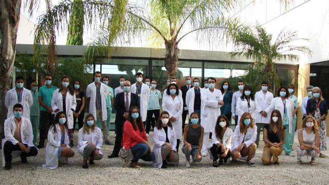 Foto de grupo con los 14 médicos y 4 enfermeros en prácticas en el Hospital de Torrevieja