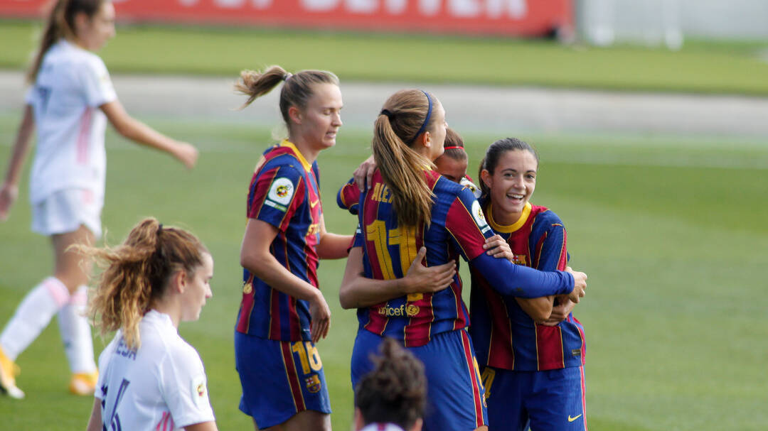 Patricia Guijarro, autora del primer gol del partido, es abrazada por sus compañeras del Barça.