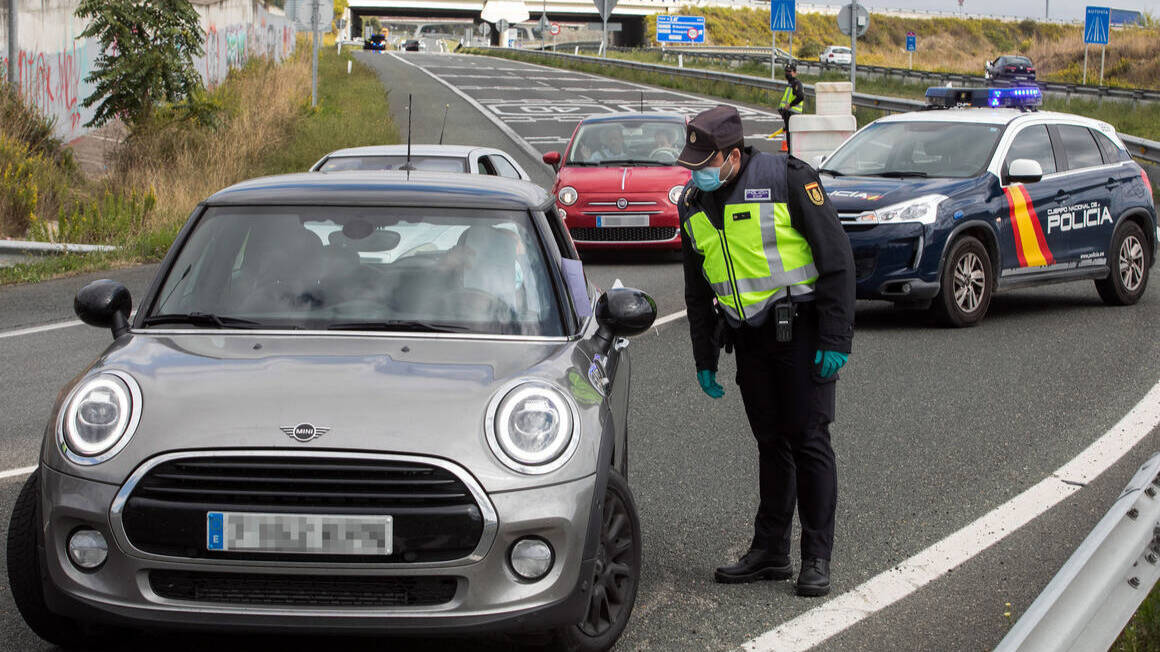 Agentes de la Policía Nacional trabajan en un control de tráfico en Miranda de Ebro