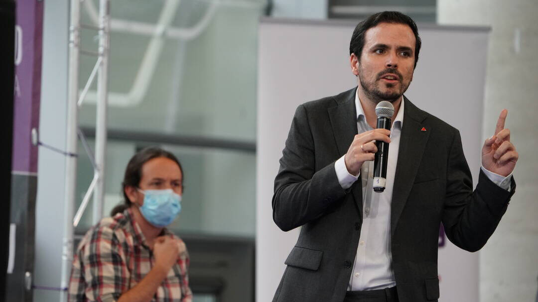 Alberto Garzón junto a Pablo Iglesias en un acto electoral