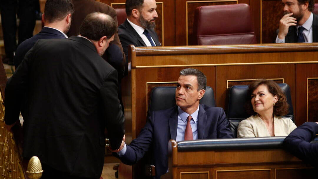 El presidente del Gobierno saludando a Oriol Junqueras en el Congreso de los Diputados