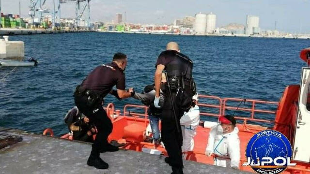 Agentes de la Policía Nacional atendiendo a los inmigrantes a su llegada al puerto de Alicante / FOTO: Jupol Alicante
