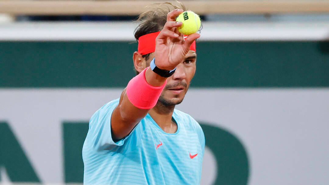 Rafa Nadal, mostrando bolas nuevas a su rival en Roland Garros.