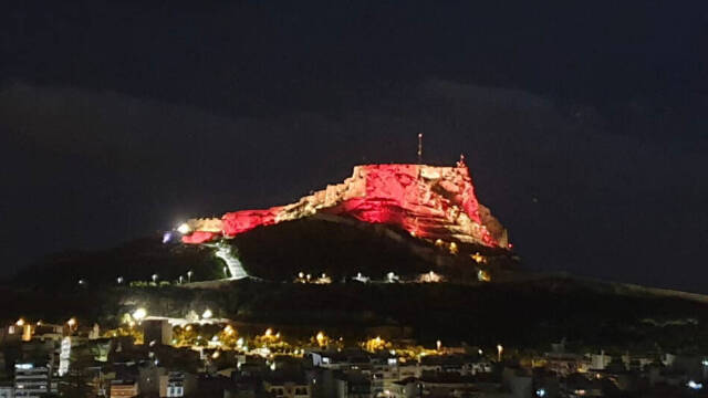 El Castillo de Santa Bárbara de Alicante iluminado con los colores de la bandera de España