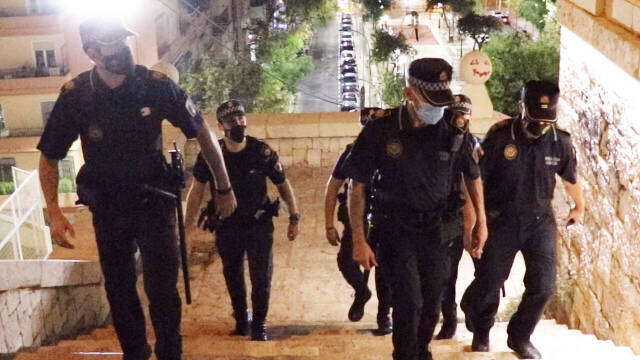Los agentes de la Unidad Fox de Alicante subiendo por las escalinatas del IES Jorge Juan