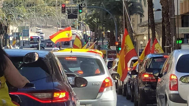 La caravana de coches ha partido desde la Plaza de los Luceros hacia Alfonso el Sabio