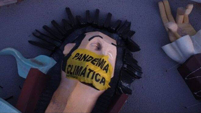La estatua de Gulliver con la mascarilla de Greenpeace. 