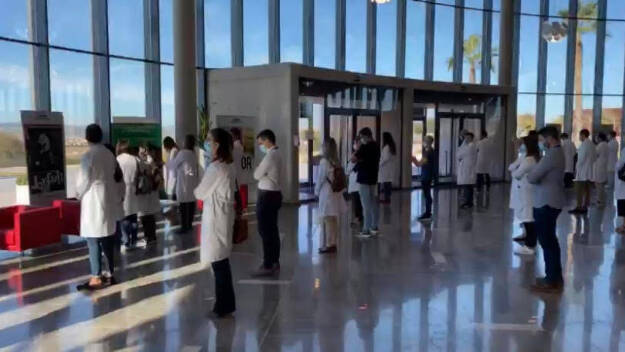 Trabajadores del Hospital de Torrevieja dan la espalda a Barceló