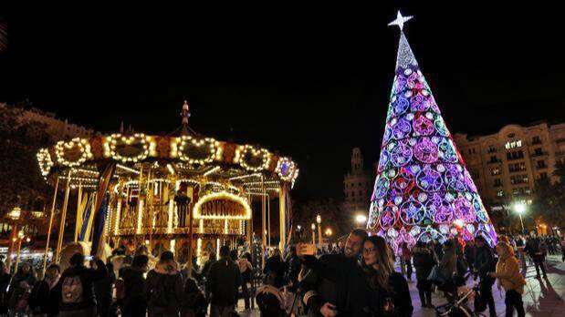Valencia iluminada con luces de Navidad.