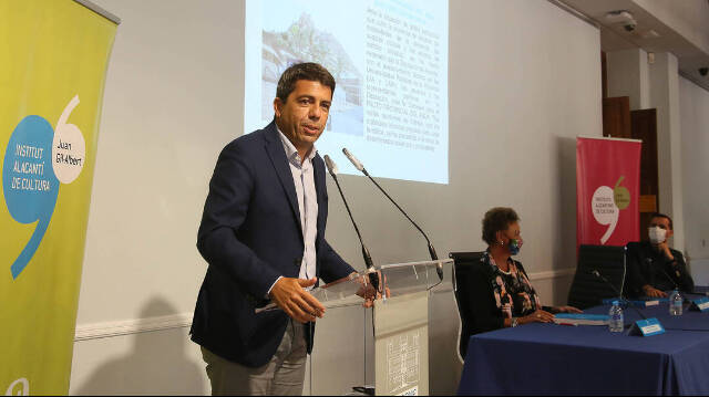 Carlos Mazón durante la presentación de la revista 'Canelobre' del IAC Juan Gil Albert, dedicado al agua en la provincia