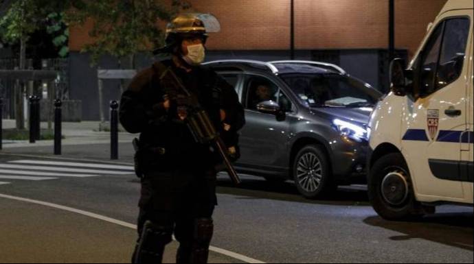 Un policía antiterrorista custodia la zona del ataque terrorista.