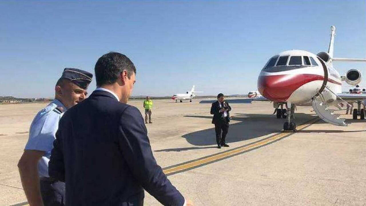 El presidente del Gobierno, dirigiéndose al avión oficial