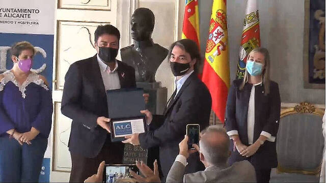 El alcalde de Alicante, Luis Barcala, junto con la vicealcaldesa, Mari Carmen Sánchez, han entregado hoy el distintivo 'Alicante Ciudad del Arroz' a 24 restaurantes / FOTO: O. Avellán