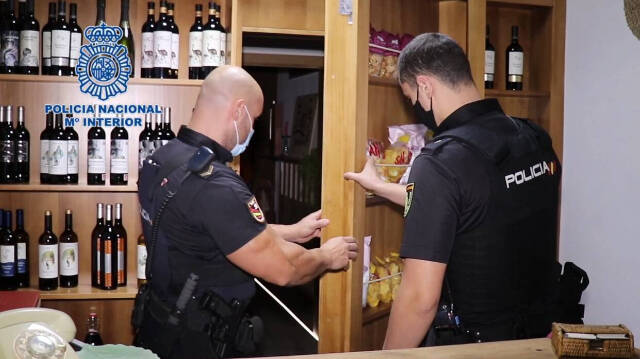 Los agentes descubrieron cómo detrás de una estantería había una puerta oculta que conducía a la sala de fiestas / FOTO: Policía Nacional de Alicante