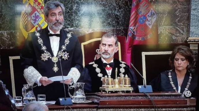 Felipe VI, junto al presidente del Poder Judicial y de la Fiscal General.
