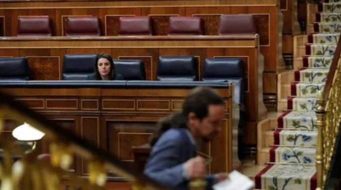 Pablo Iglesias pasa por delante de Irene Montero, sentada en el banco azul del Gobierno.
