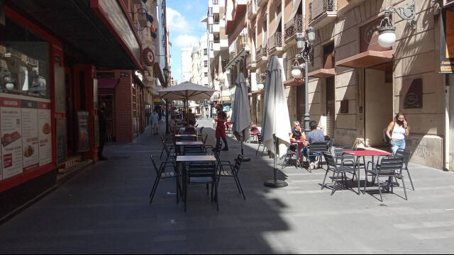Veladores en la calle Castaños de Alicante / FOTO: O. Avellán