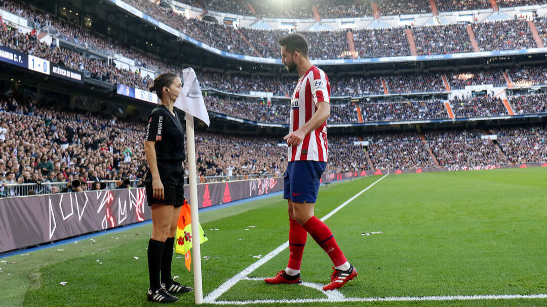 Guadalupe Porras atiende la protesta de Felipe en el último Real Madrid-Atlético celebrado en el Santiago Bernabéu.