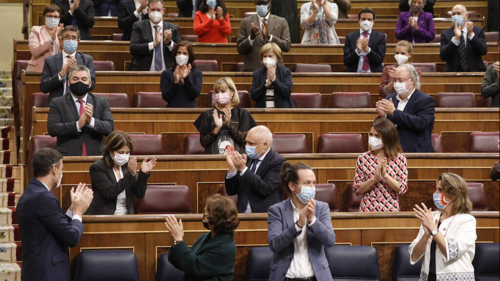 La bancada socialista -más Pablo Iglesias- aplaudiendo a Pedro Sánchez.