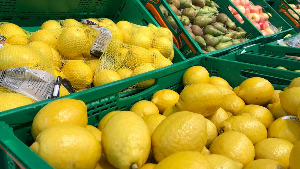 Limones en la sección de Fruta y Verdura de Mercadona.