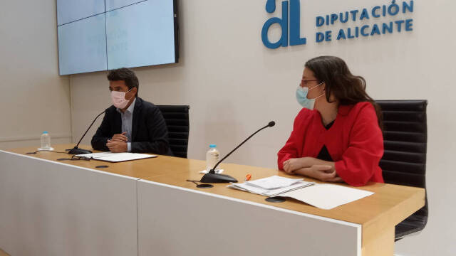 Carlos Mazón y Mónica Oltra sellaron este verano un acuerdo de transmisión  de competencias impropias de la Diputación a la Generalitat