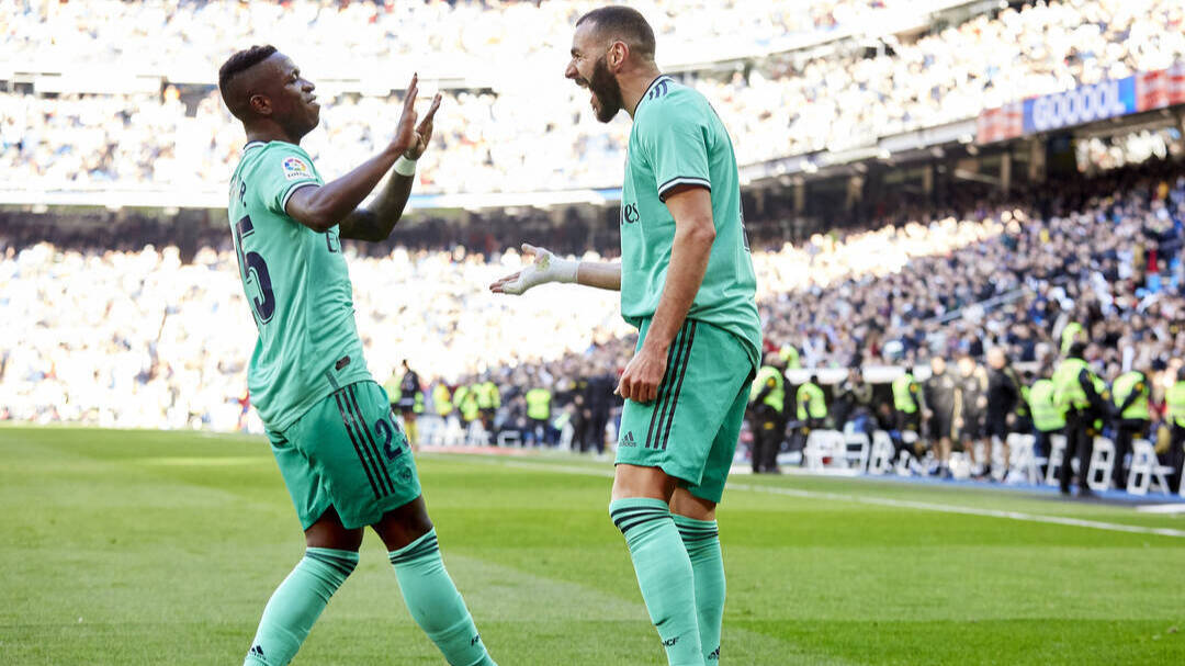 Vinicius y Benzema celebrando un gol en el Bernabéu.